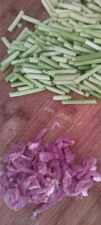 家常菜蒜苔炒肉丝做法图解2)