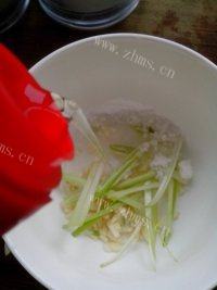易做的金针菇拌黄瓜做法图解8)