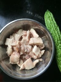 家常菜苦瓜烧五花肉做法图解2)