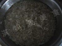 家常菜猪肉酸菜炖粉条做法图解2)