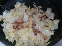 家常菜白菜炒肉做法图解5)