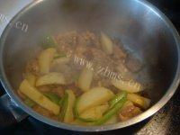 家常的土豆炒肉片做法图解7)
