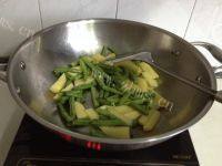 下饭的土豆炖豆角做法图解4)