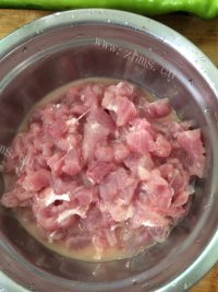 家常菜青椒炒肉做法图解2)