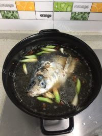 独特的鱼头炖豆腐做法图解5)