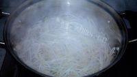 美味的豆芽丸子汤做法图解5)