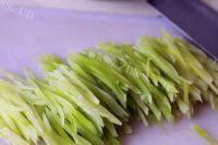 家常菜凉拌莴苣丝做法图解2)