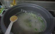 诱人的皮蛋瘦肉粥做法图解13)