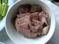 家常菜蒜苔炒牛肉做法图解2)