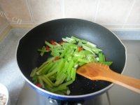 肉丝炒芹菜自制做法图解5)