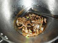 茄子炒肉丝做法图解4)