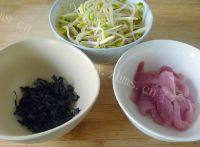 螺旋藻豆芽肉片汤做法图解1)