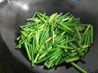 家常菜蒜苗炒肉做法图解4)