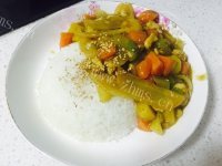 美味的咖喱鸡肉饭
