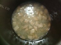 美味的雪梨银耳羹做法图解4)