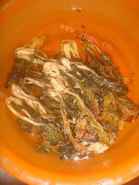 美味的猪骨菜干汤做法图解2)