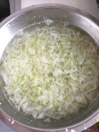 唇齿留香的猪肉饺子做法图解2)