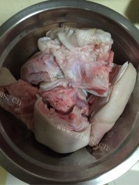 美味的猪蹄花生汤做法图解2)