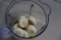 美味的香蕉牛奶果汁做法图解4)