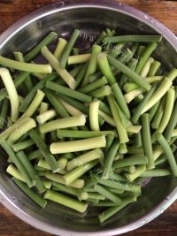 DIY蒜苔炒肉做法图解1)