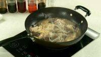 口感极佳的酸菜炖冻豆腐做法图解3)