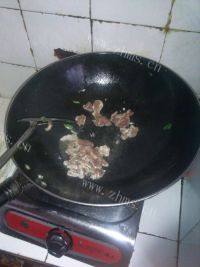 好吃的鲜笋炒肉做法图解4)