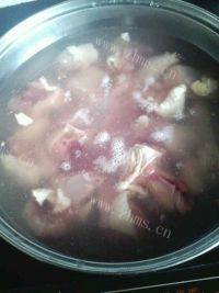 家常菜鸡腿炖土豆做法图解2)