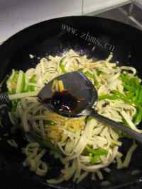 家常菜青椒豆腐皮做法图解7)