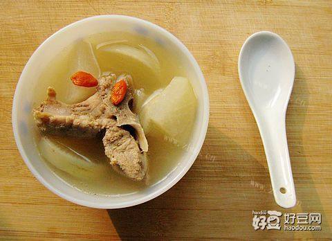 家常白萝卜枸杞排骨汤