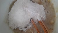 美味可口的香蕉糯米薄饼做法图解4)