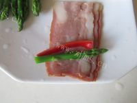 香喷喷的培根芦笋卷做法图解5)