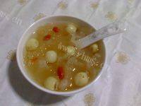 美味的冰糖莲子银耳羹