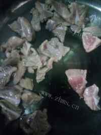 美味的猪肉酸菜炖粉条做法图解2)