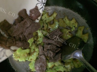 美味的豆豉苦瓜炒牛肉做法图解8)
