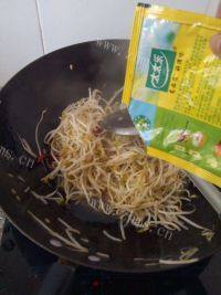 家常菜素炒绿豆芽做法图解7)