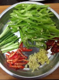 家常菜炒黑木耳做法图解2)