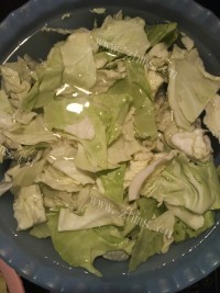 家常菜西红柿炒圆白菜做法图解1)