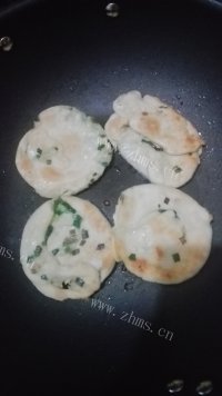 香酥的快手葱油饼做法图解7)