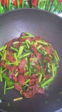 家常菜芹菜炒腊肠