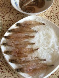 鲜美好吃的蒜蓉粉丝蒸开背虾做法图解11)