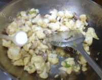 美味的菜花炒肉做法图解11)