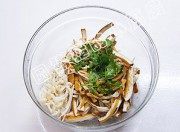 金针菇拌香干