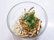 金针菇拌香干