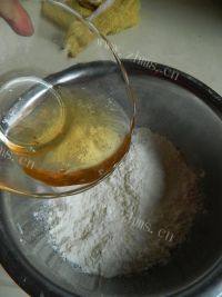 自制榨菜鲜肉月饼做法图解5)