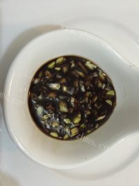 美味的凉拌芥末木耳做法图解3)