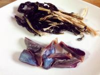 美味的猪骨菜干汤做法图解4)