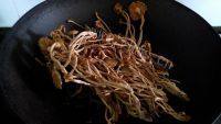 美味的茶树菇瘦肉汤做法图解2)