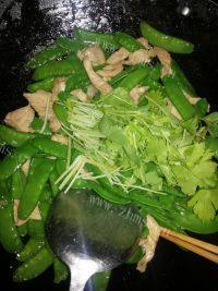 家常菜瘦肉炒荷兰豆做法图解8)