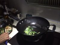 家常菜芹菜炒豆干做法图解2)