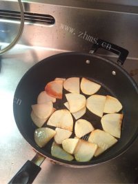 家常菜土豆片回锅肉做法图解3)